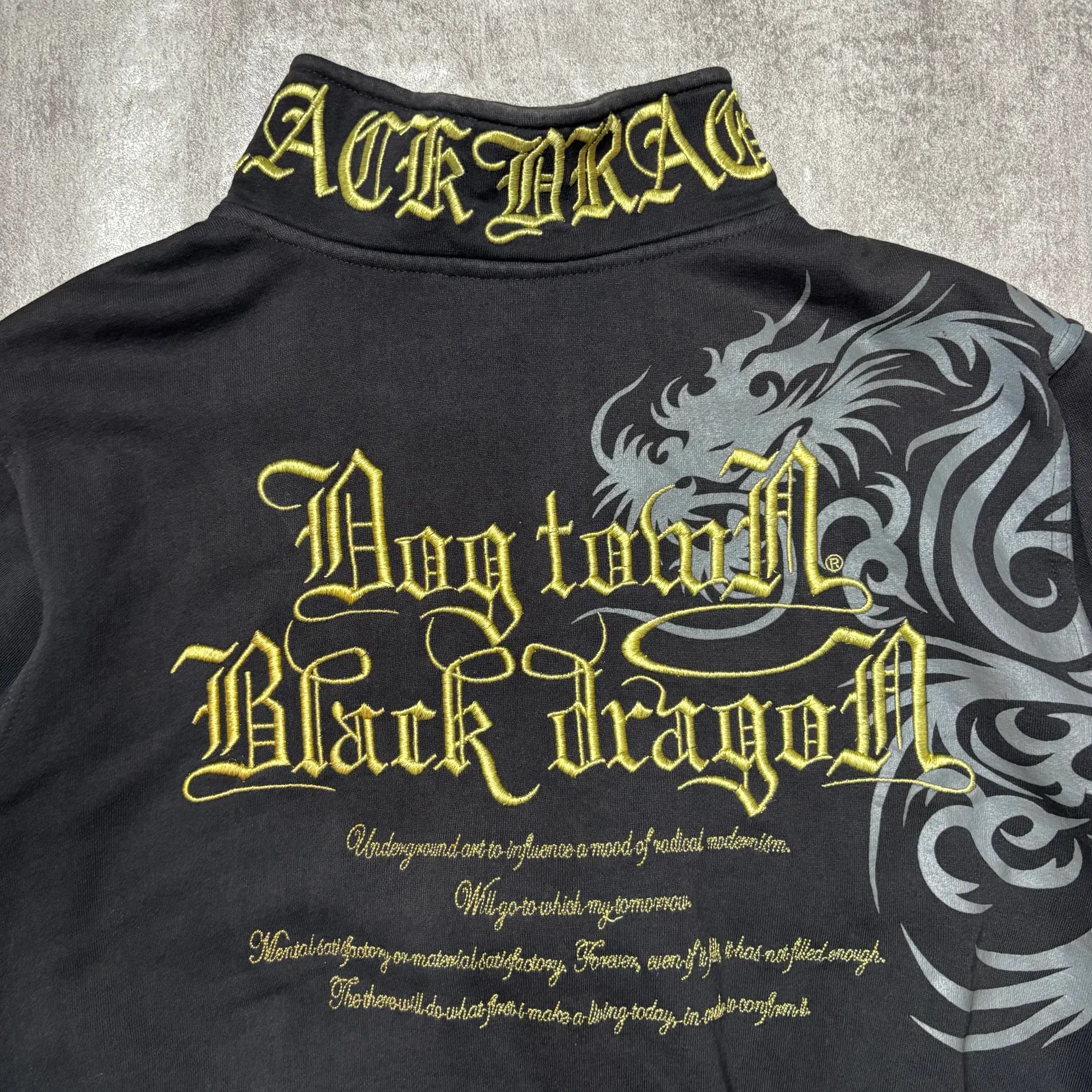 DOG TOWN ZIPPER GOLD EMBROIDERY detail view