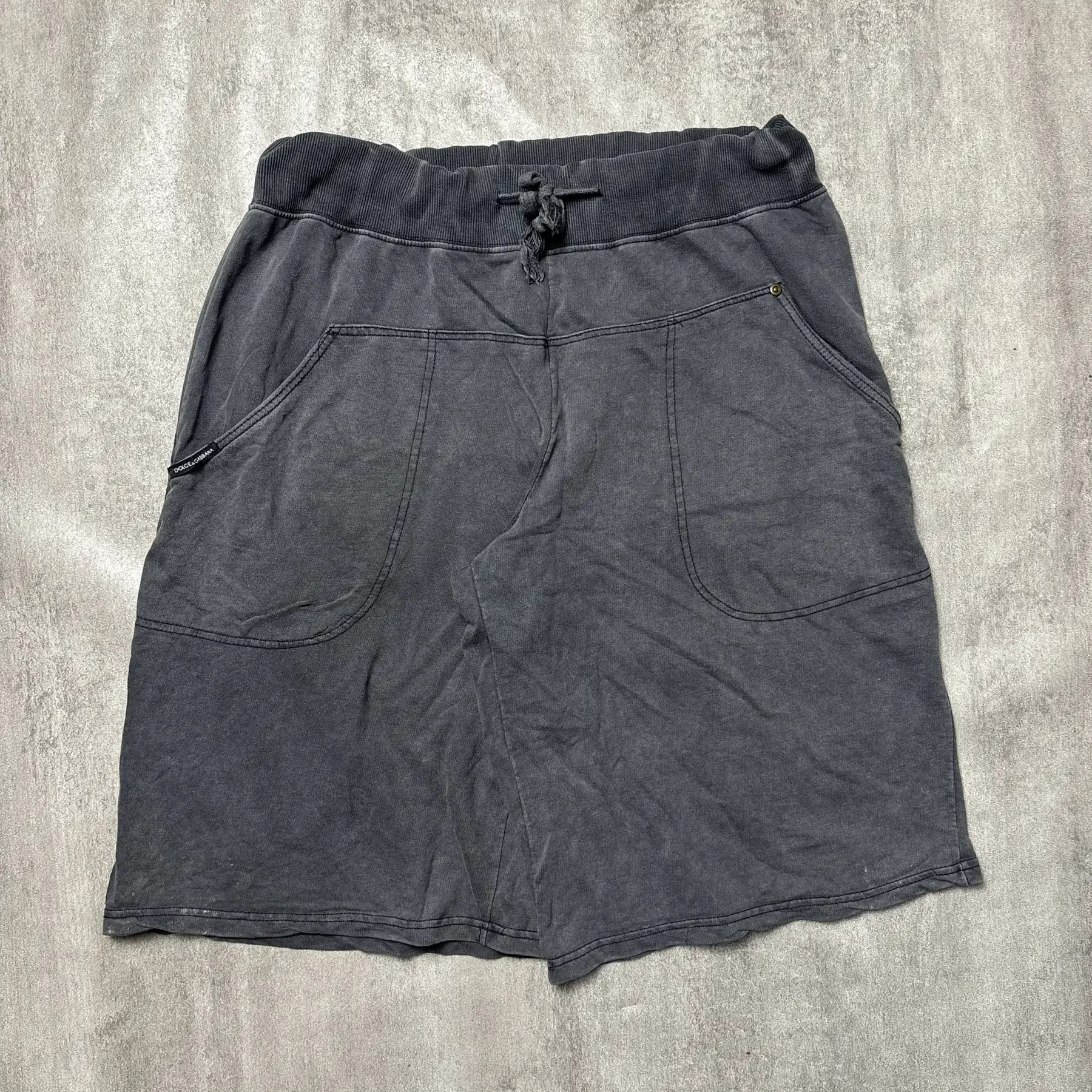 DOLCE & GABANNA SHORT GREY detail view
